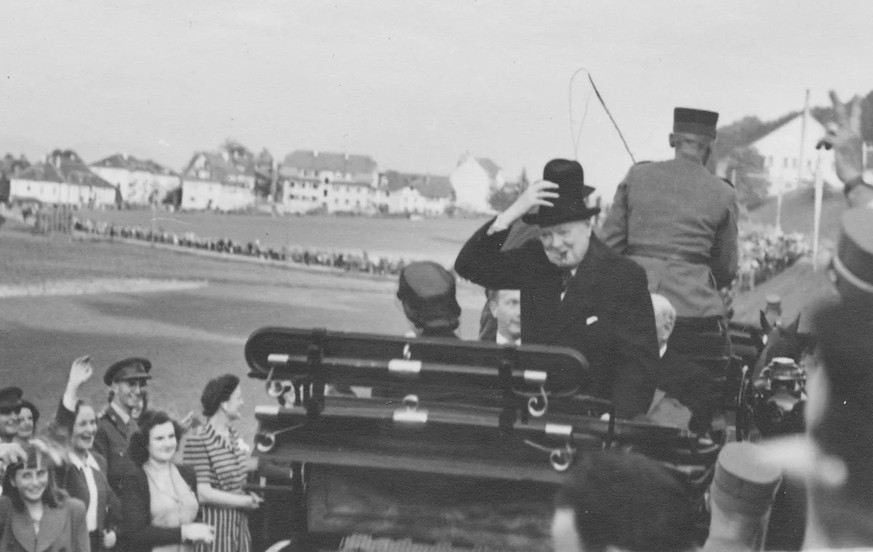 Mit der Kutsche wurde Winston Churchill von der provisorischen Eisenbahnhaltestelle ins Landgut Lohn im bernischen Kehrsatz gebracht.
https://gurtenbuehl.topothek.ch/?doc=2033919