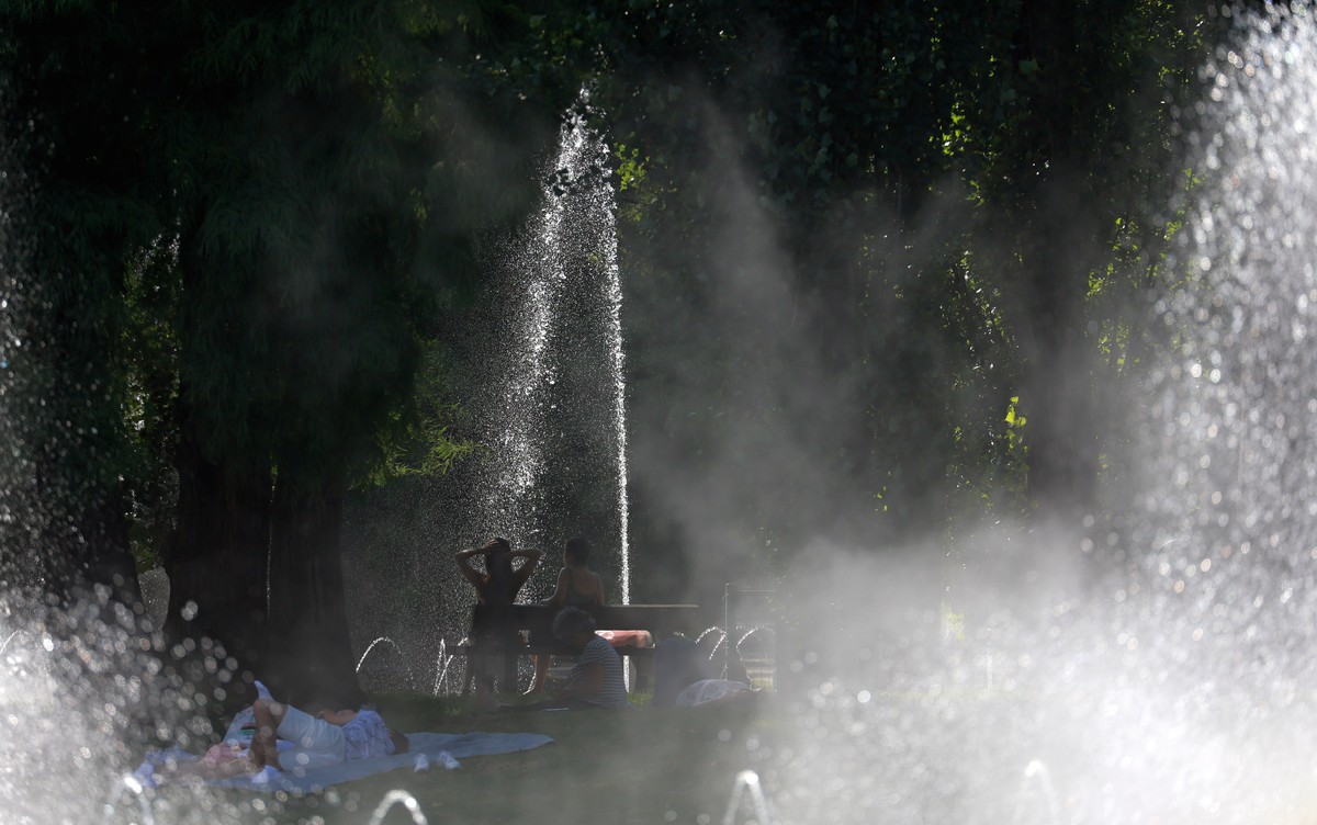 epa13069258 People seek relief from the heat in the shade of trees at Titan Park in Bucharest, Romania, 27 June 2026. The Romanian capital is on alert, with an orange code issued for intense heat, hea ...