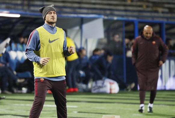 epa05184155 Roma&#039;s forward Francesco Totti warms up during the Italian Serie A soccer match between Empoli FC and AS Roma at Carlo Castellani stadium in Empoli, Italy, 27 February 2016. EPA/FABIO ...