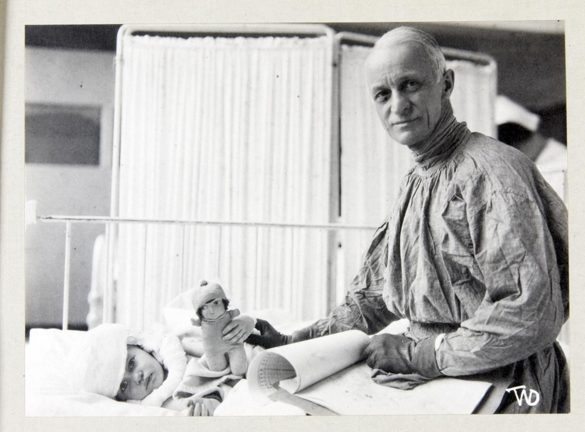 Dr. Crushing Brain Surgery

Yale University Library