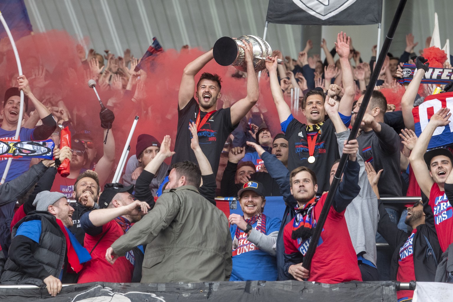 Basels, Albian Ajeti, links, und Valentin Stocker, rechts feiern den Cupsieg in den Fans, nach dem Schweizer Fussball Cupfinalspiel zwischen dem FC Basel und dem FC Thun, am Sonntag 19. Mai 2019, im S ...