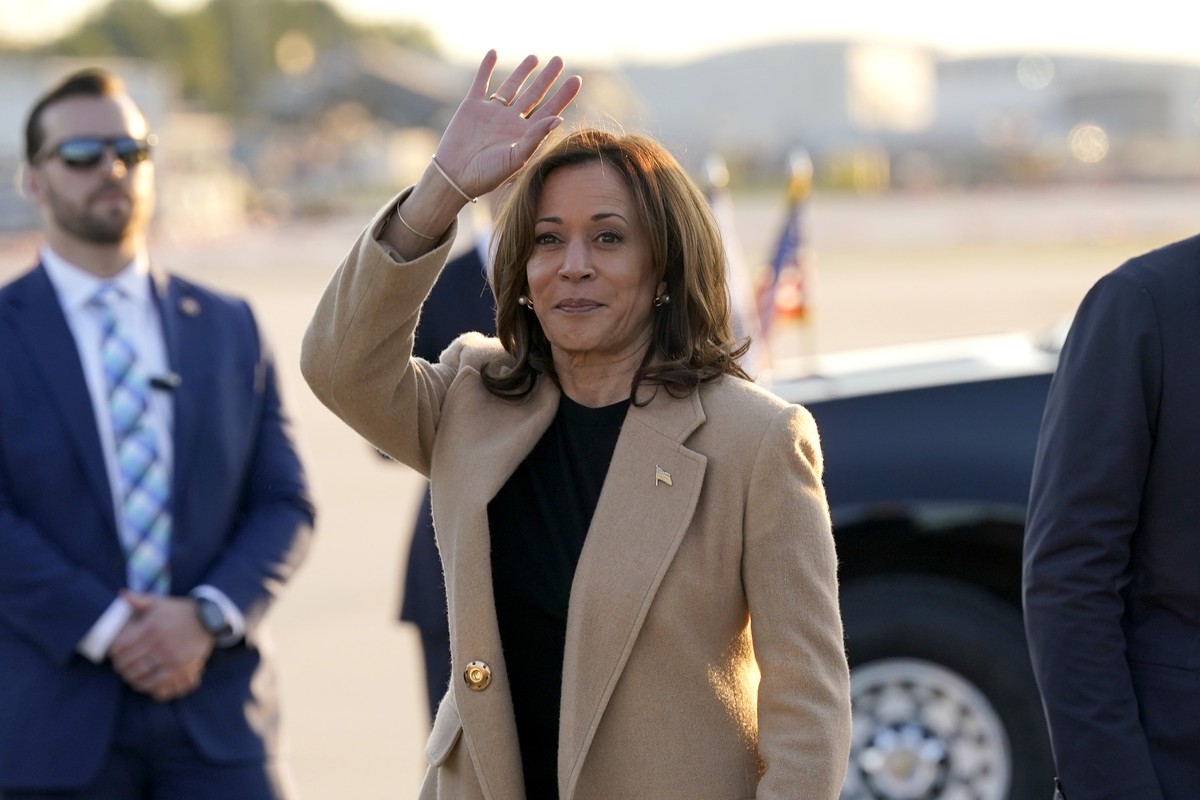 Democratic presidential nominee Vice President Kamala Harris waves as she arrives at Raleigh-Durham International Airport in Morrisville, N.C., Saturday, Oct. 12, 2024. (AP Photo/Steve Helber)
Kamala  ...