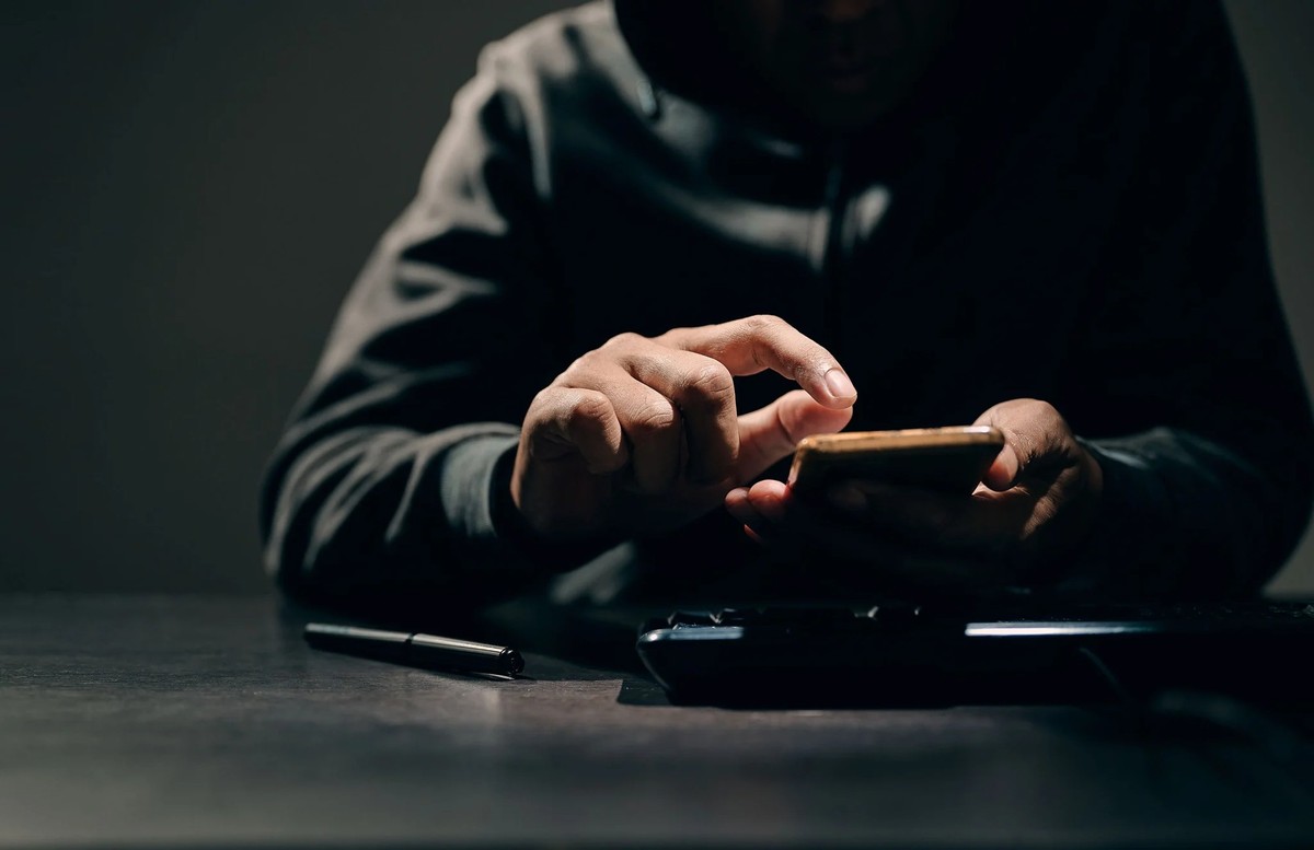 Ils communiquaient à l'aide de téléphones portables modifiés: la justice suisse a-t-elle le droit d'utiliser les données issues des discussions entre criminels?