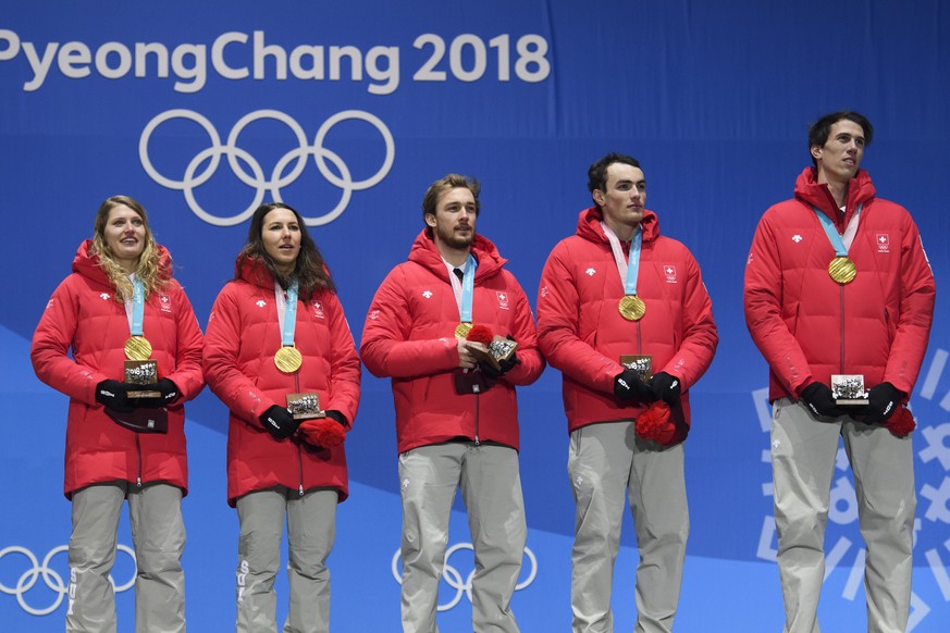 ARCHIVBILD ZUM SDA-TEXT ZUM SKIFAHRER RAMON ZENHAEUSERN --- Gold medal winner Team Switzerland with Denise Feierabend, Wendy Holdener, Luca Aerni, Daniel Yule, and Ramon Zenhaeusern, from left, sing t ...