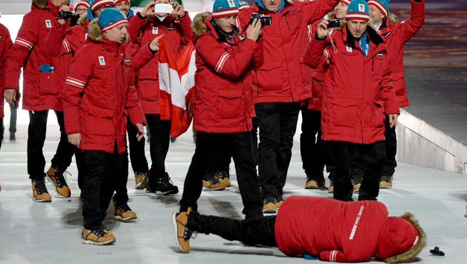 Hoppala! Gestürzt bei der Eröffnungsfeier: Alpo Suhonen, finnischer Betreuer im österreichischen Team.