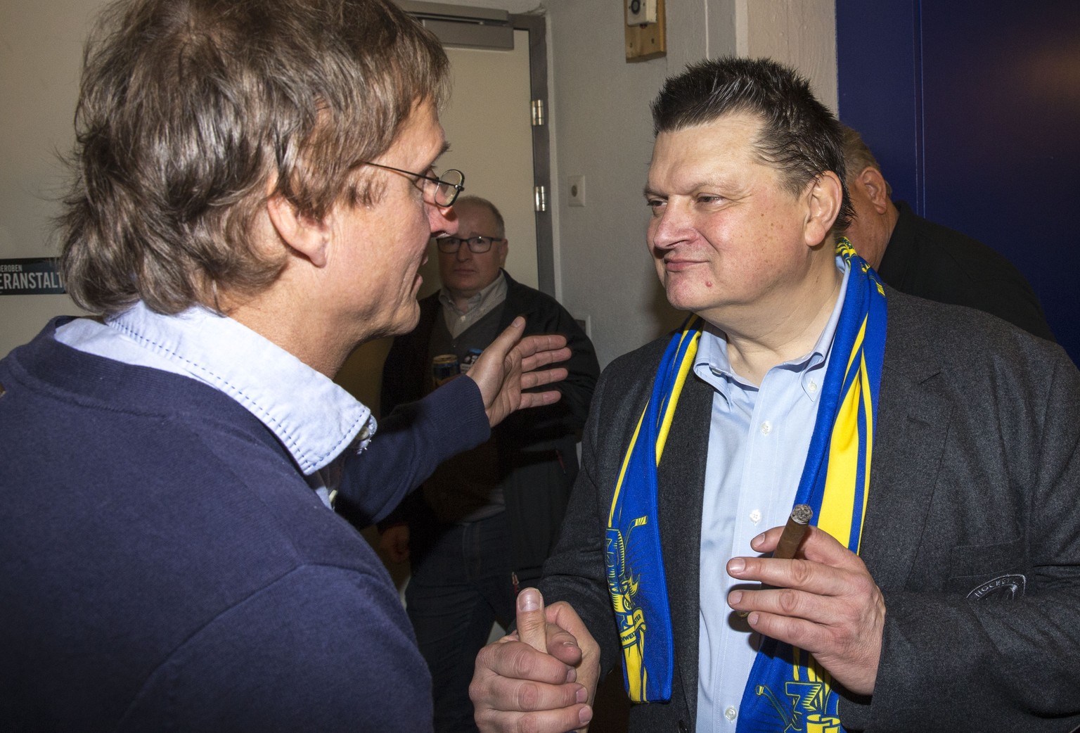 HC Davos Cheftrainer Arno Del Curto, links, empfaengt die Gratulationen von HCD-Praesident Gaudenz Domenig nach dem Titelgewinn und dem Sieg im fuenften Playoff Finalspiel der National League A zwisch ...