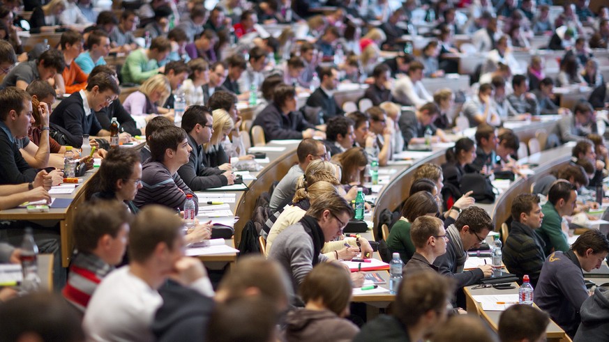 Students follow professor Dr. Thomas Berndt&#039;s lecture on controlling and accounting in the big auditorium &quot;Audimax&quot; at the University of St. Gallen (HSG) in St. Gallen, Switzerland, pic ...