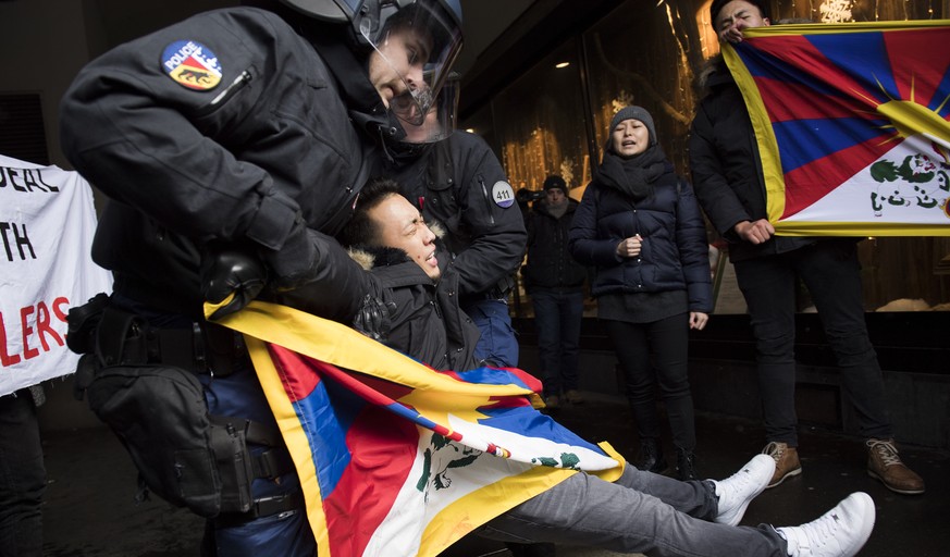 People protest for a free Tibet and against the arrival of China&#039;s President Xi Jinping in Bern, Switzerland, on Sunday, Jan. 15, 2017. (Anthony Anex/Keystone via AP)