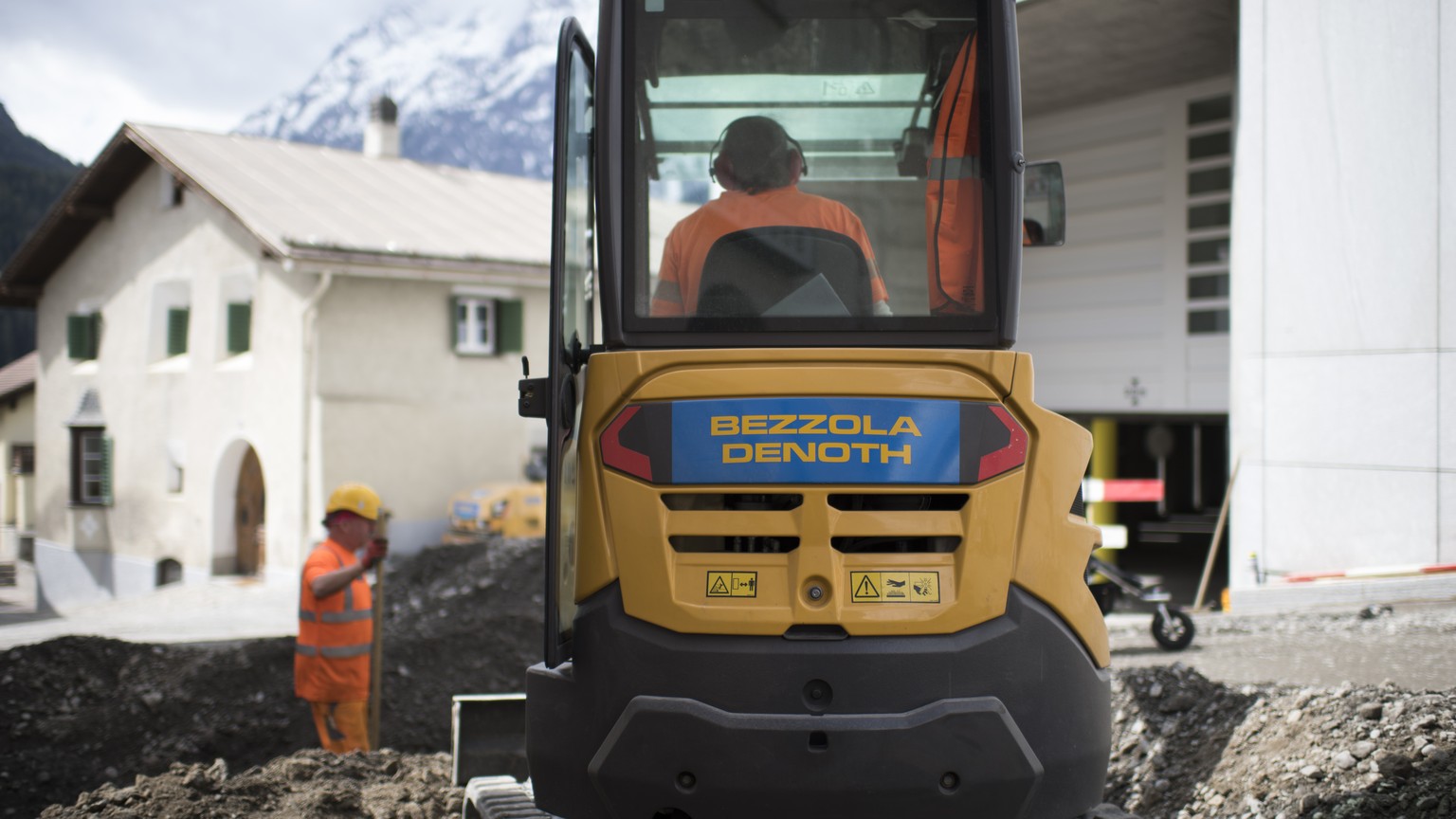 Blick auf eine Baustelle der Firman Bezzola Denoth und Foffa Conrad, am Donnerstag, 26. April 2018, in Scuol. Wie die Wettbewerbskommission WEKO mitteilt, buesst sie sieben Bauunternehmen im Unterenga ...