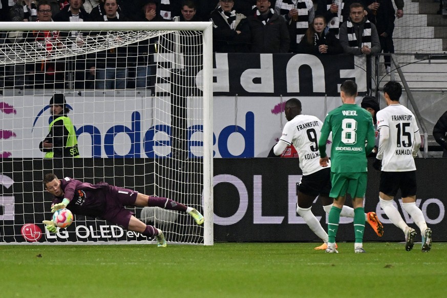 15.04.2023, xjhx, Fussball 1.Bundesliga, Eintracht Frankfurt - Borussia Mönchengladbach emspor, v.l. Jonas Omlin Borussia Mönchengladbach Randal Kolo Muani of Eintracht Frankfurt Julian Weigl Borussia ...