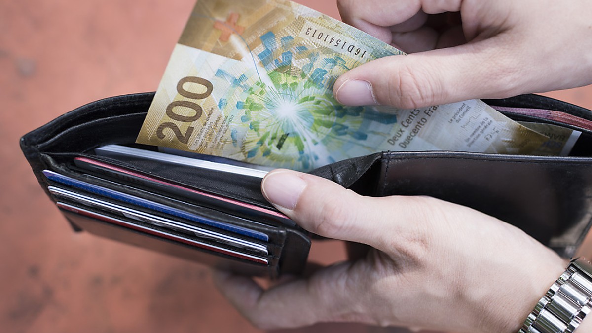 Angesichts der Coronakirse sehen die Schweizer Konsumentinnen und Konsumenten die Wirtschaftslage eher d