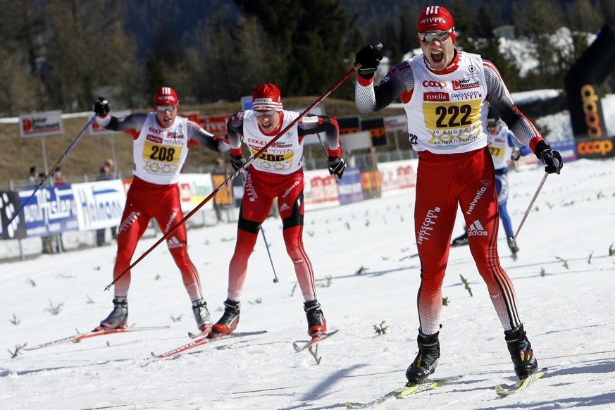 Der Schweizer Langlaeufer Dario Cologna, rechts, gewinnt den 39. Engadiner Skimarathon vor den Schweizern Toni Livers, Mitte, und Christian Stebler, links, am Sonntag, 11. Maerz 2007 in S-Chanf. (KEYS ...