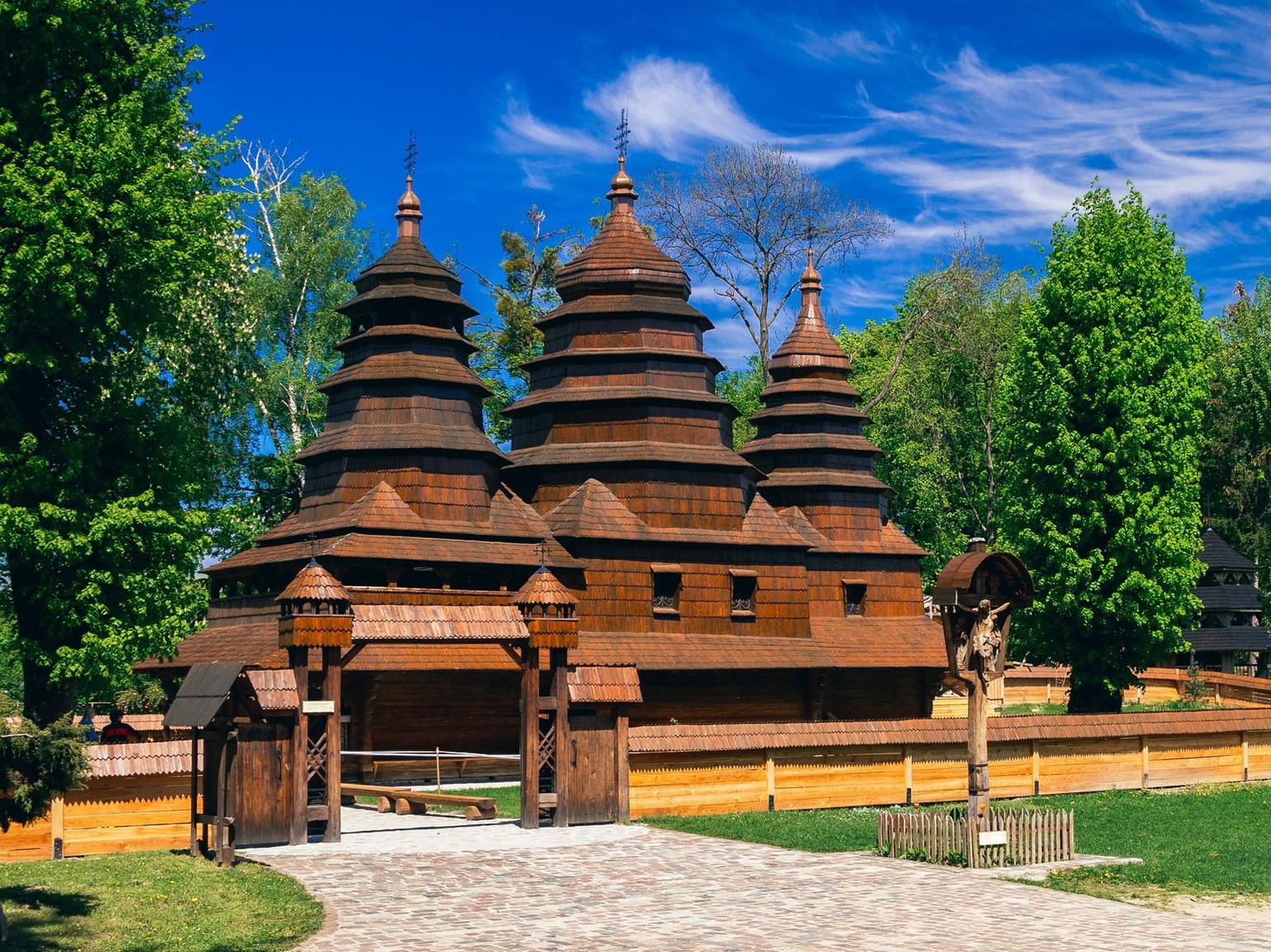 lebhafte sonnige Sommertagszeit im nationalen historischen Park in der Ukraine mit alter Holzkirche Wahrzeichen UNESCO-Erbe touristisches Ziel
vivid sunny summer day time in national historical park i ...