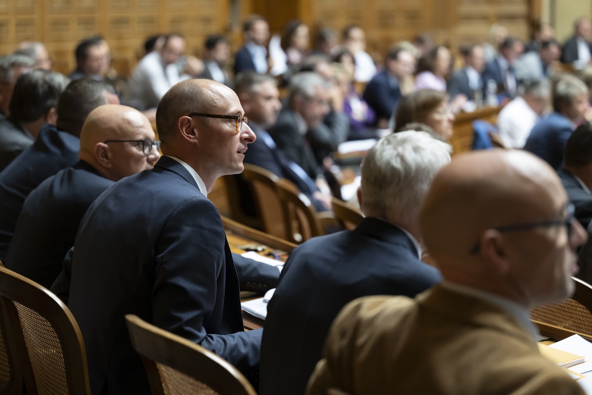 Martin Candinas, Mitte-GR, 2. links, schaut sich die Ergebnisse einer Abstimmung an, neben Nicolo Paganini, Mitte-SG, Leo Mueller, Mitte-LU, und Stefan Mueller-Altermatt, Mitte-SO, waehrend der Herbst ...