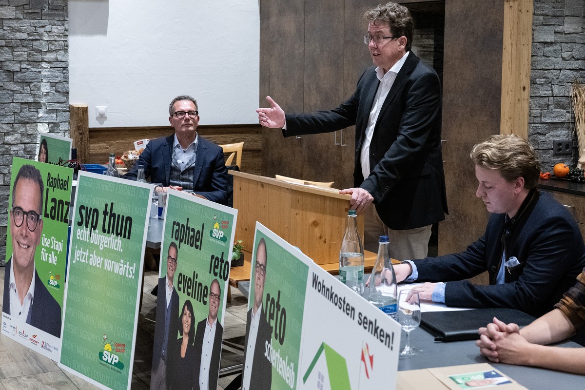 Nationalrat Albert Roesti, SVP-BE, Mitte, spricht neben Raphael Lanz, Stadtpraesident Thun, links, und Valentin Borter, Stadtrat Thun, beim Ortstermin �SVP bi de Luet�, am Freitag, 14. Oktober 2022, i ...