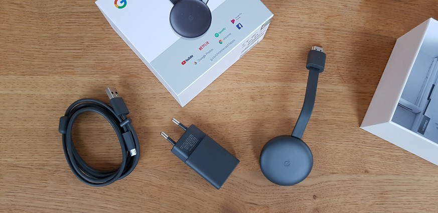 Der Chromecast-Stick (Micro-USB-Port) wird per Kabel mit dem USB-Anschluss des TV-Geräts verbunden und so mit Strom versorgt (optional kann ein mitgeliefertes Netzteil genutzt werden).