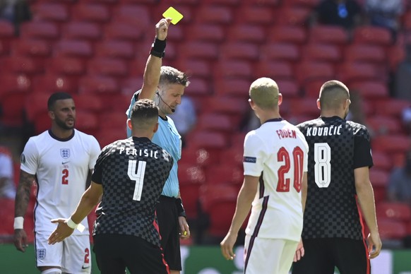 Italian referee Daniele Orsato, center, shows a yellow card to Croatia&#039;s Mateo Kovacic during the Euro 2020 soccer championship group D match between England and Croatia at Wembley stadium in Lon ...