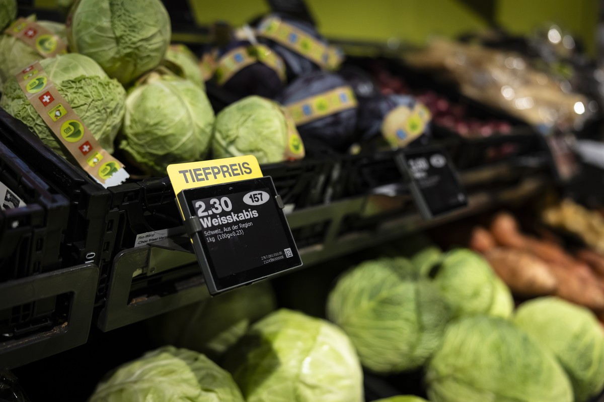 Ein Schild mit der Aufschrift Tiefpreis beim Gemuese in der Migros Limmatplatz, aufgenommen anlaesslich einer Medienkonferenz zu Neuerungen in den MIgros-Supermaerkten, am Montag, 28. Oktober 2024 in  ...