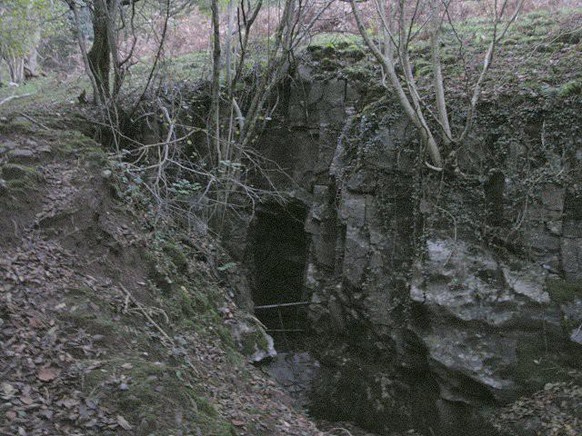 Der Eingang von Ogof Ffynnon Ddu