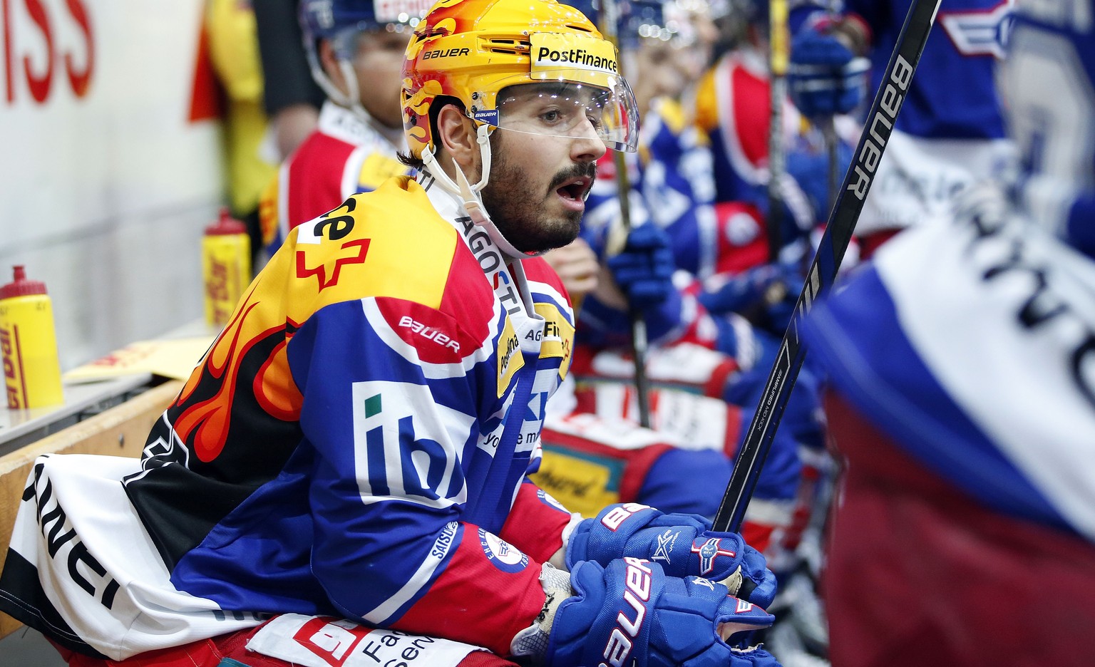 EHC Kloten Stuermer Denis Hollenstein auf der Bank waehrend dem Eishockey-Meisterschaftsspiel der National League A zwischen dem EHC Kloten und dem HC Fribourg-Gotteron am Dienstag, 20. Dezember 2016, ...