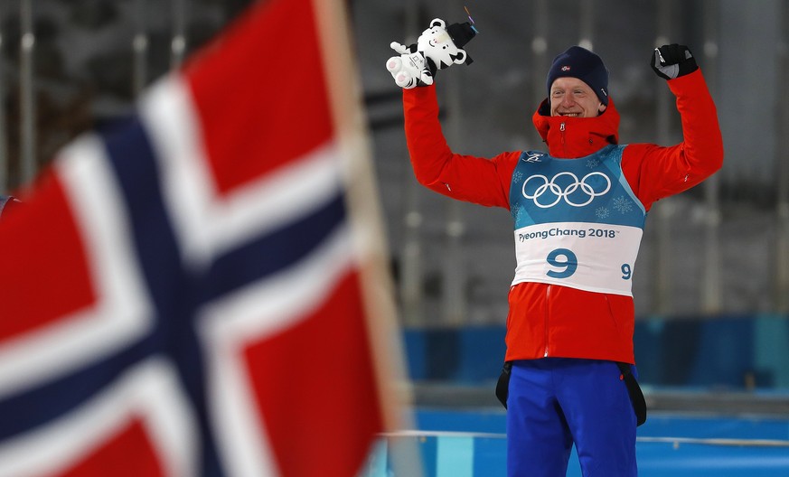 epa06528564 Johannes Thingnes Boe of Norway celebrates his gold medal in the Men&#039;s Biathlon 20 km Individual race at the Alpensia Biathlon Centre during the PyeongChang 2018 Olympic Games, South  ...