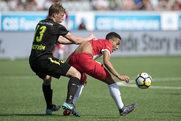 Thuns Marvin Spielmann, rechts, im Duell mit Grashoppers Emil Bergstroem im Fussball Meisterschaftsspiel der Super League zwischen dem FC Thun und dem Grashopper Club Zuerich, am Sonntag, 6. Mai 2018, ...