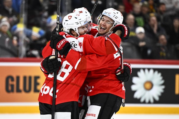 epa11883147 Switzerland celebrates after winning the Beijer Hockey Games match between Sweden and Switzerland at Avicii Arena in Stockholm, Sweden, 08 February 2025. EPA/Christine Olsson SWEDEN OUT
