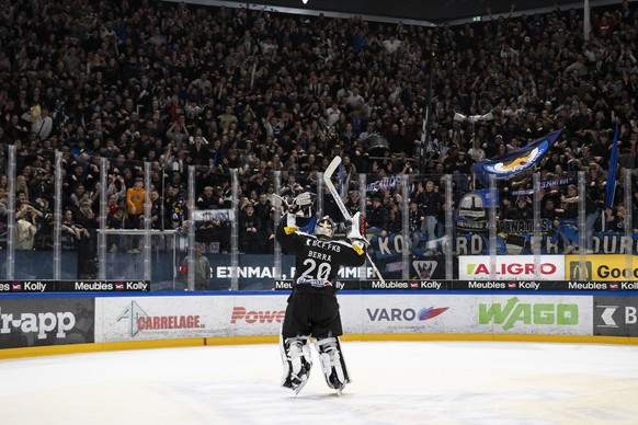 Freiburger Torhueter Reto Berra jubeln nach dem Sieg 2-1 nach der Verlaengerung und Shootout, beim Eishockey Meisterschaftsspiel der National League A zwischen dem HC Fribourg Gotteron und den ZSC Lio ...