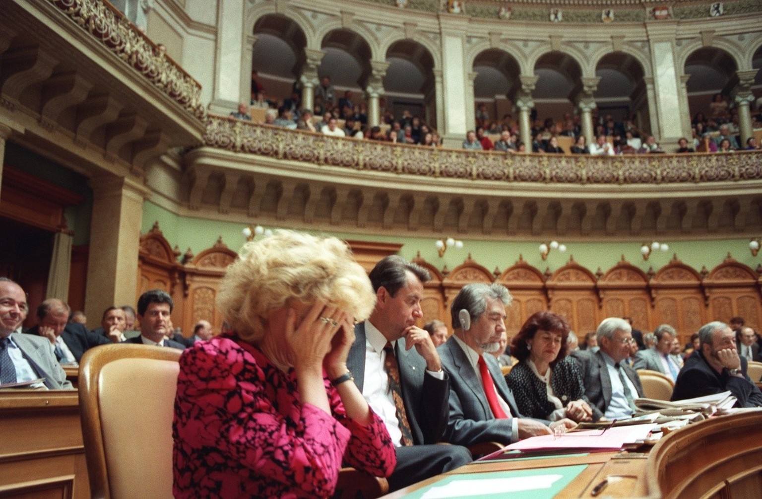 Eine enttaeuschte Christiane Brunner reagiert am 10. Maerz 1993 im Bundeshaus in Bern, nachdem sie nicht in den Bundesrat gewaehlt worden ist. (KEYSTONE/Karl-Heinz Hug)