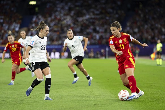 Germany&#039;s Sophia Kleinherne, left, fights for the ball against Spain&#039;s Alexia Putellas, right, during the UEFA Women&#039;s EURO 2025 semi final soccer match between Germany and Spain at the ...