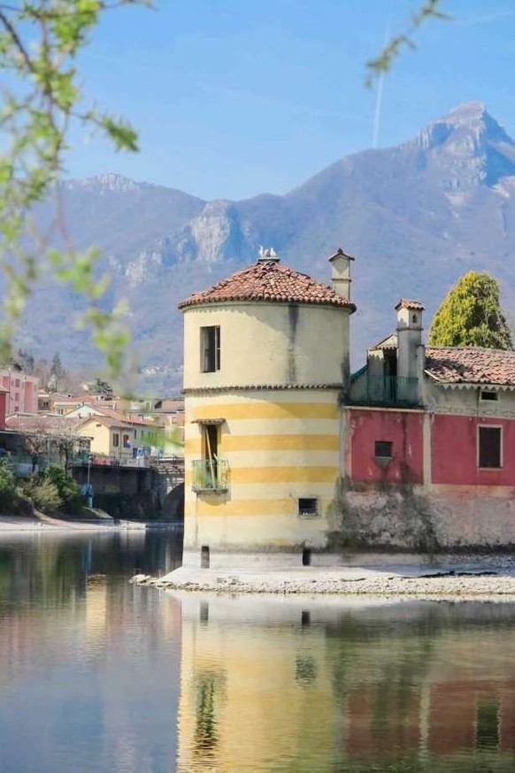 Viscontea Island Lecco Insel 
https://www.privateislandsonline.com/europe/italy/viscontea-island