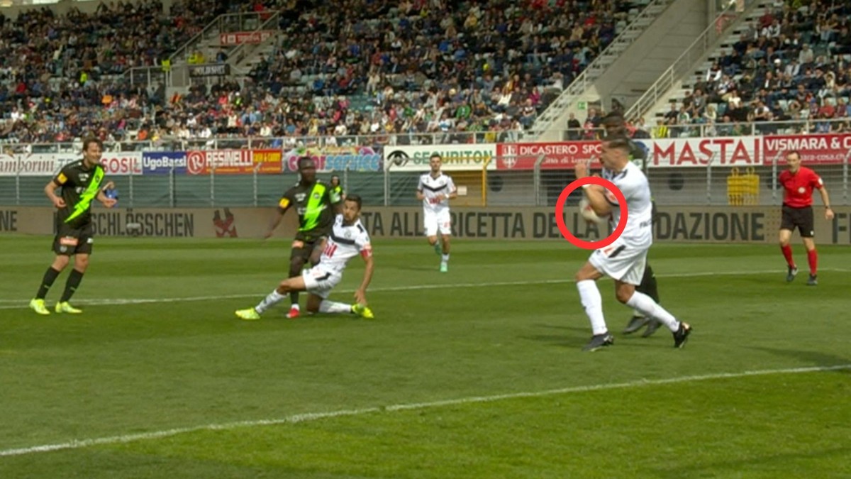 Le ballon vient heurter le coude du Luganais Mickaël Facchinetti dans les seize mètres contre: l'arbitre a accordé un penalty à Saint-Gall après avoir consulté la VAR.