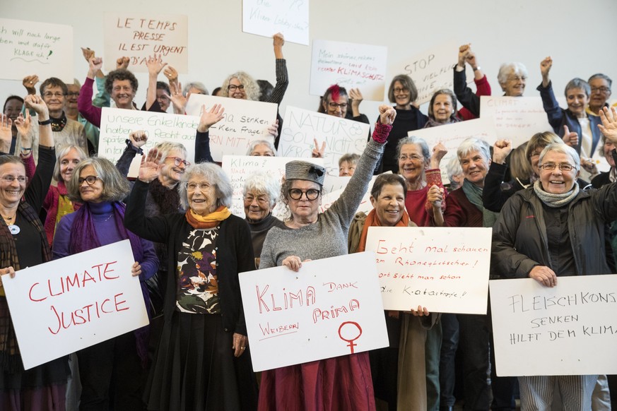 Seniorinnen halten Tafeln mit Statements hoch, nach einer Medienkonferenz des Vereins KlimaSeniorinnen, am Dienstag, 25. Oktober 2016 in Bern. Der Verein verlangt eine Korrektur der schweizerischen Kl ...