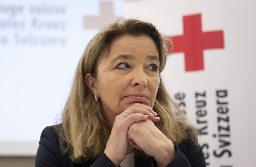 Barbara Schmid-Federer, Praesidentin des Schweizerischen Roten Kreuzes (SRK), reagiert waehrend einer Medienkonferenz nach eine ausserordentliche Rotkreuzversammlung, am Samstag, 25. Maerz 2023 in Ber ...