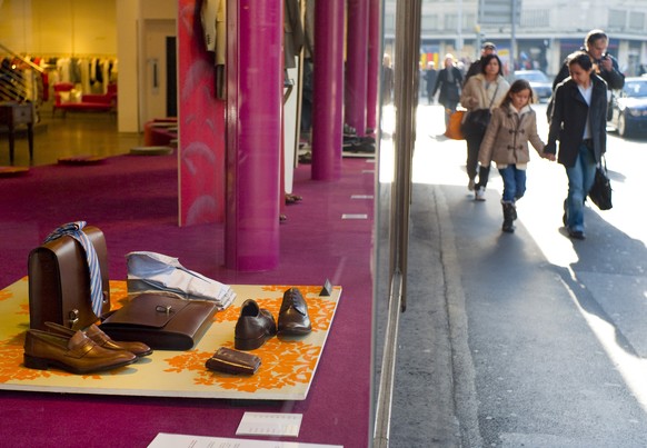 ARCHIV - ZUM BOOM DER SCHWEIZER SCHUHINDUSTRIE STELLEN WIR IHNEN FOLGENDES BILDMATERIAL ZUR VERFUEGUNG - Lederschuhe, Taschen und Accessoires im Schaufenster einer Filiale des Modeunternehmens Navyboo ...