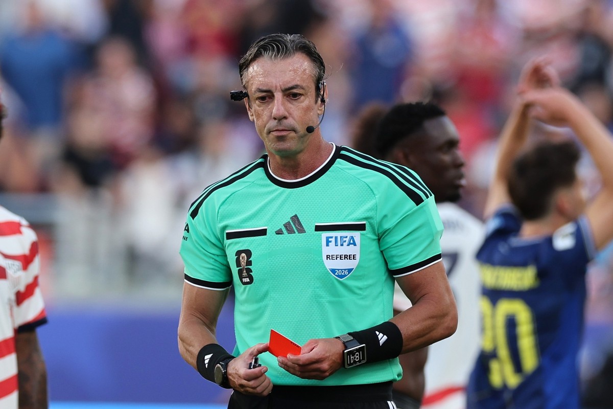 epa13079261 Referee Raphael Claus looks on after showing a red card to Folarin Balogun of USA (unseen) during the FIFA World Cup 2026 Round of 32 match USA against Bosnia and Herzegovina, in San Franc ...