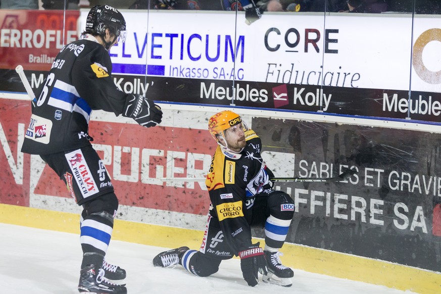 La joie des joueurs du HC Fribourg-Gotteron, l&#039;attaquant fribourgeois Julien Sprunger, gauche, et le Top Scorer fribourgeois Andrei Bykov, droite, qui marque le deuxieme but de Fribourg lors du m ...