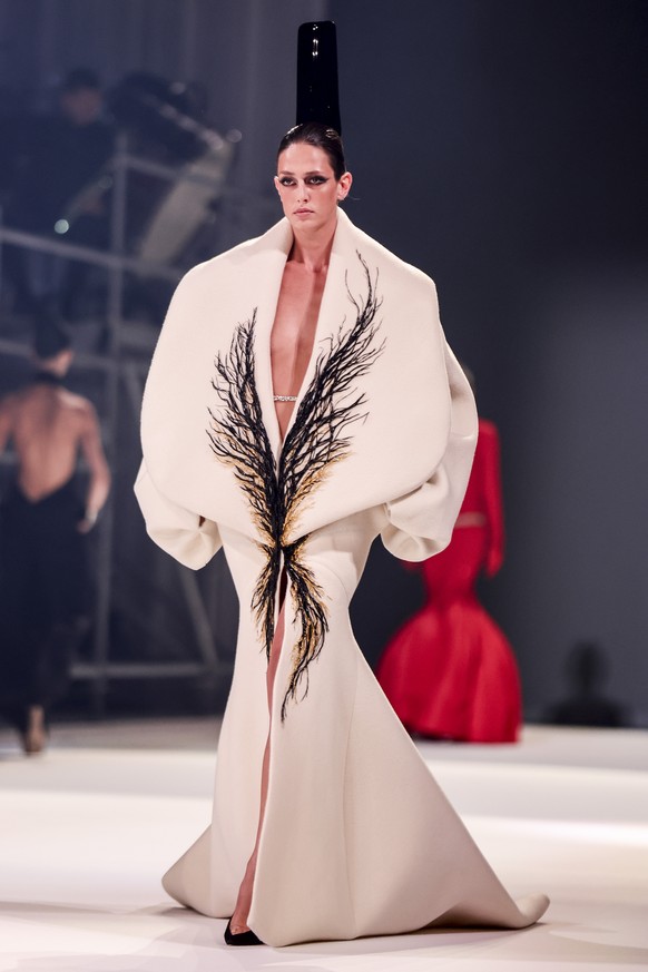 epa12224719 A model presents a creation from the Haute Couture Autumn/Winter 2025/2026 collection by French designer Stephane Rolland during Paris Fashion Week, in Paris, France, 08 July 2025. The pre ...
