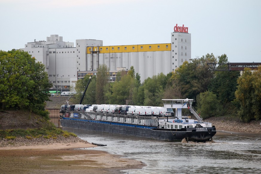 28.09.2026, Nordrhein-Westfalen, Düsseldorf: Ein Frachtschiff aus den Niederlanden, beladen mit Kleintransportern, fährt sich bei Niedrigwasser des Rheins im Düsseldorfer Hafen fest. Foto: Christoph R ...