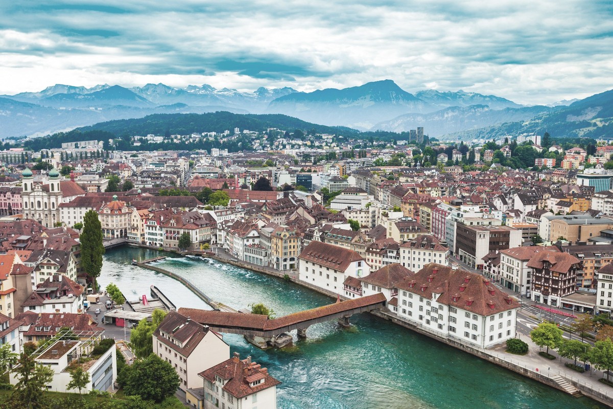 Luzern von oben. Menschen mit Schweizer Pass ziehen weg von den Städten. Luzerns ständige Wohnbevölkerung von Schweizerinnen und Schweizern wird kleiner
