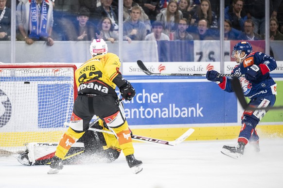 Zuerichs Denis Malgin trifft zu seinem 3:1 Tor im Eishockeyspiel der National League zwischen den ZSC Lions und dem SC Bern am Dienstag, 31. Oktober 2023, in der Swiss Life Arena in Zuerich. (KEYSTONE ...