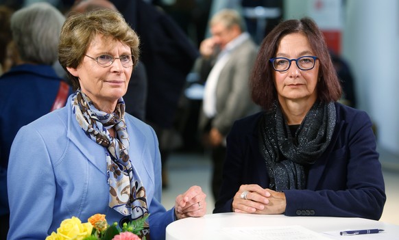 Ein Blumenstrauss als kleiner Trost: Margrit Kessler (links) und die ebenfalls abgewählte Grüne Yvonne Gilli.