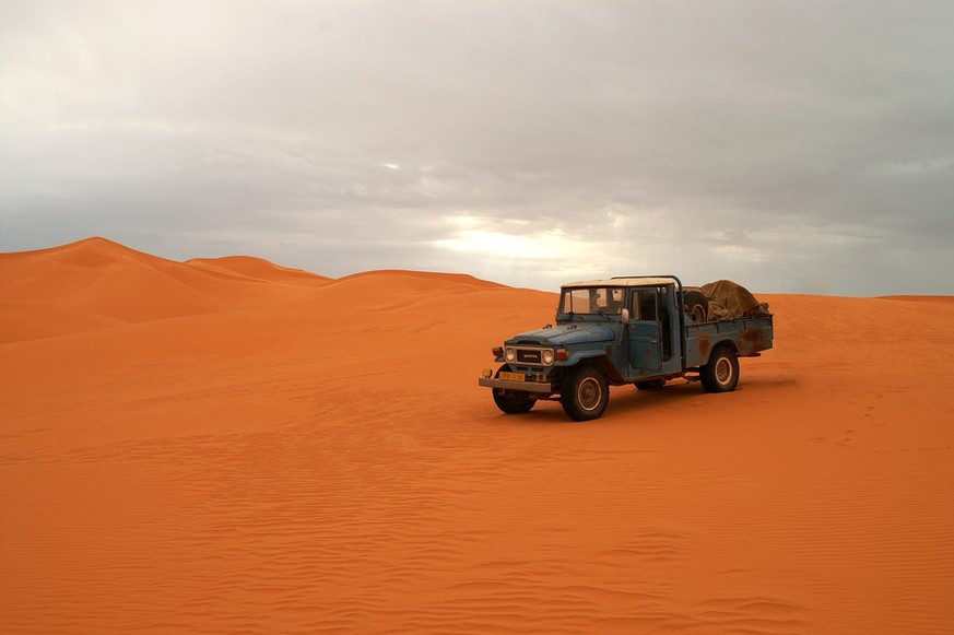 Toyota Landcruiser Namibia Sand wüste sanddünen auto 4x4 offroader jeep landrover