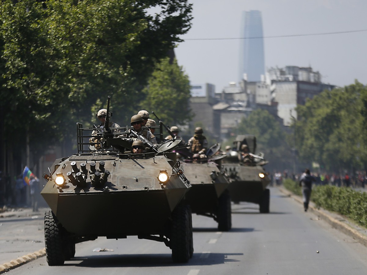 In der Hauptstadt Chiles kontrollierte am Sonntag zum ersten Mal seit dem Ende des Pinochet-Regimes wieder das Militär die öffentliche Ordnung.
