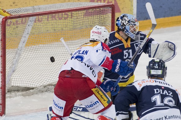 Klotens Vincent Praplan, links, und Zugs Torhueter Tobias Stephan, Mitte, beim 1-1 fuer Kloten, waehrend dem Eishockey-Meisterschaftsspiel der National League A zwischen dem EV Zug und dem EHC Kloten, ...