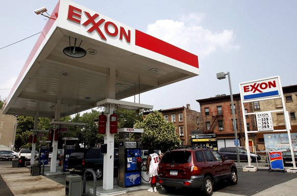 epa08980000 (FILE) - A file picture dated 27 July 2006 shows customers pumping gasoline at an Exxon station in Brooklyn, New York, USA (reissued 01 February 2021). ExxonMobil is to release their 4th q ...