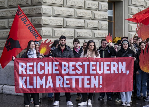 Mitglieder der JUSO Schweiz reichen die Initiative mit 140 000 Unterschriften &quot;Fuer eine soziale Klimapolitik ? steuerlich gerecht finanziert (Initiative f