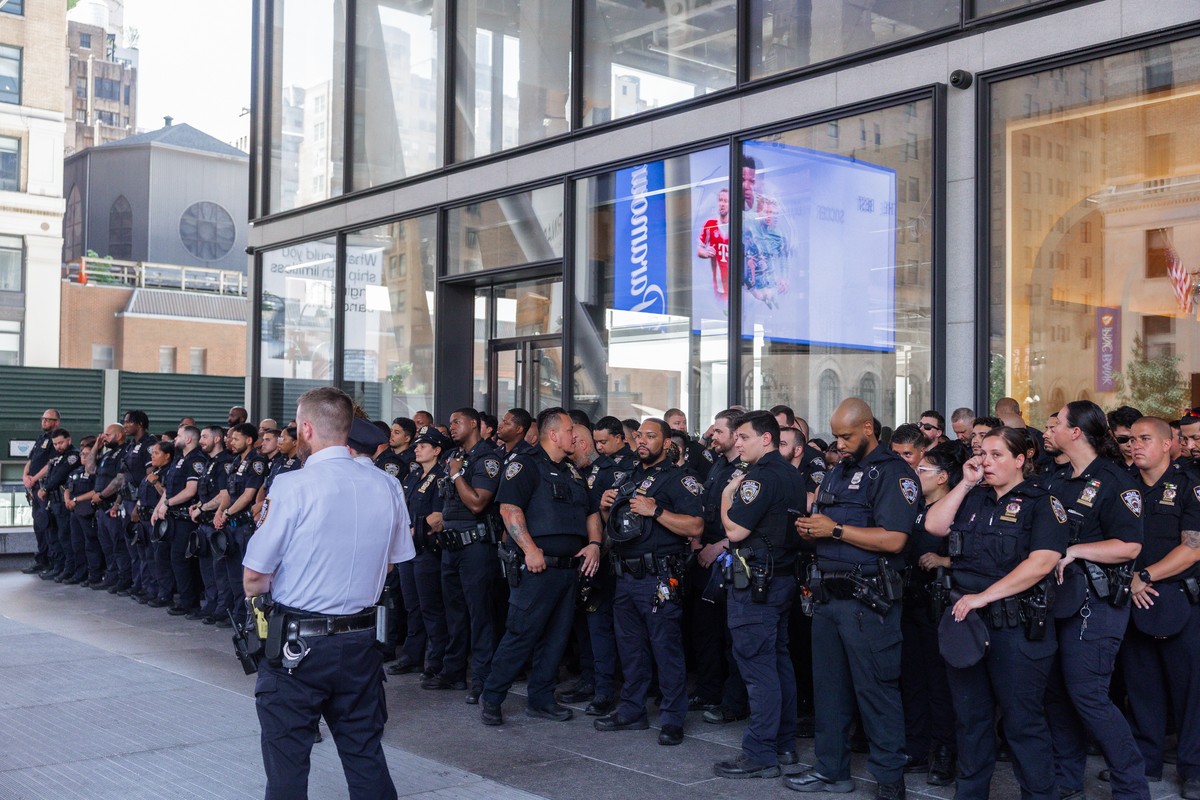 epa13083811 New York Police Department (NYPD) officers are stationed outside Madison Square Garden ahead of Taylor Swift's wedding ceremony in New York, New York, USA, 03 July 2026. EPA/OLGA FEDO ...