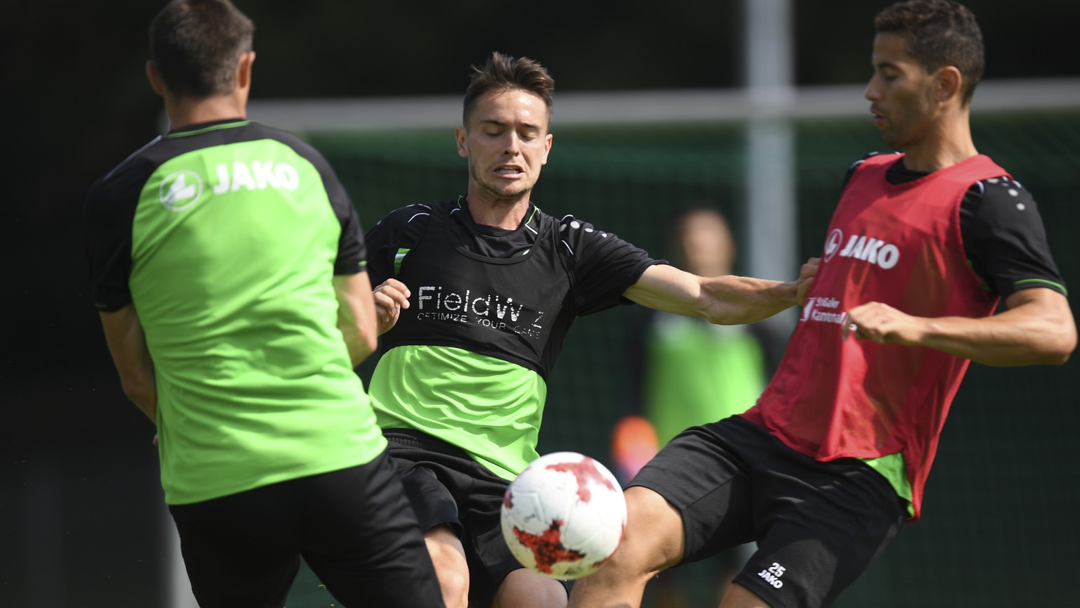 St. Gallens Jordi Quintilla, Mitte, gegen Massim Ben Khalifa, aufgenommen im Training des FC St. Gallen, am Freitag, 20. Juli 2018, in St. Gallen. (KEYSTONE/Gian Ehrenzeller)