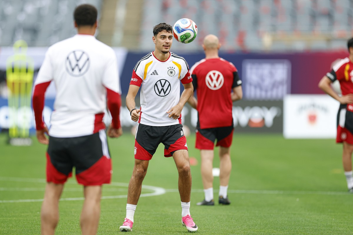 epa13019117 Germany's Aleksandar Pavlovic attends for a training session at Soldier Field in Chicago, Illinois, USA, 05 June 2026. The United States and Germany will play their international frie ...